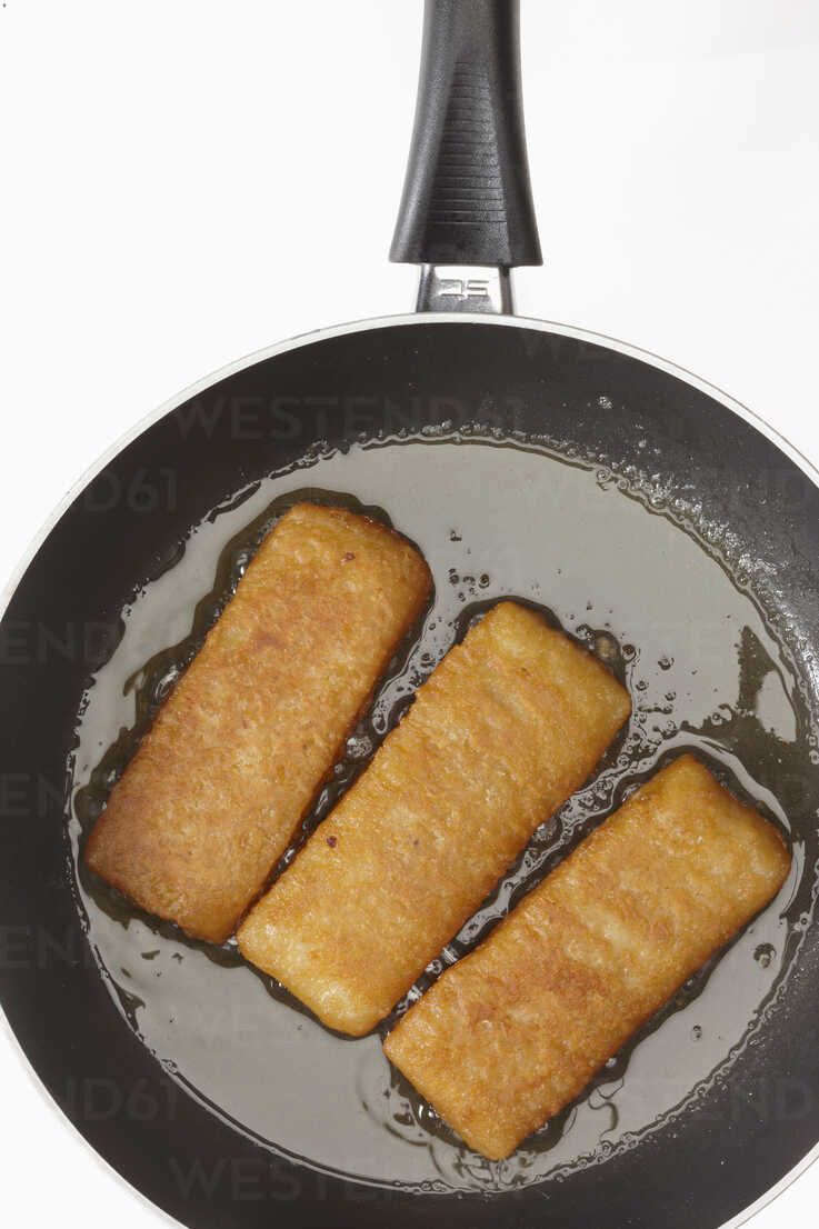 Fish Fingers Frying In A Pan Close Up Thf001134 Tom Hoenig Westend61