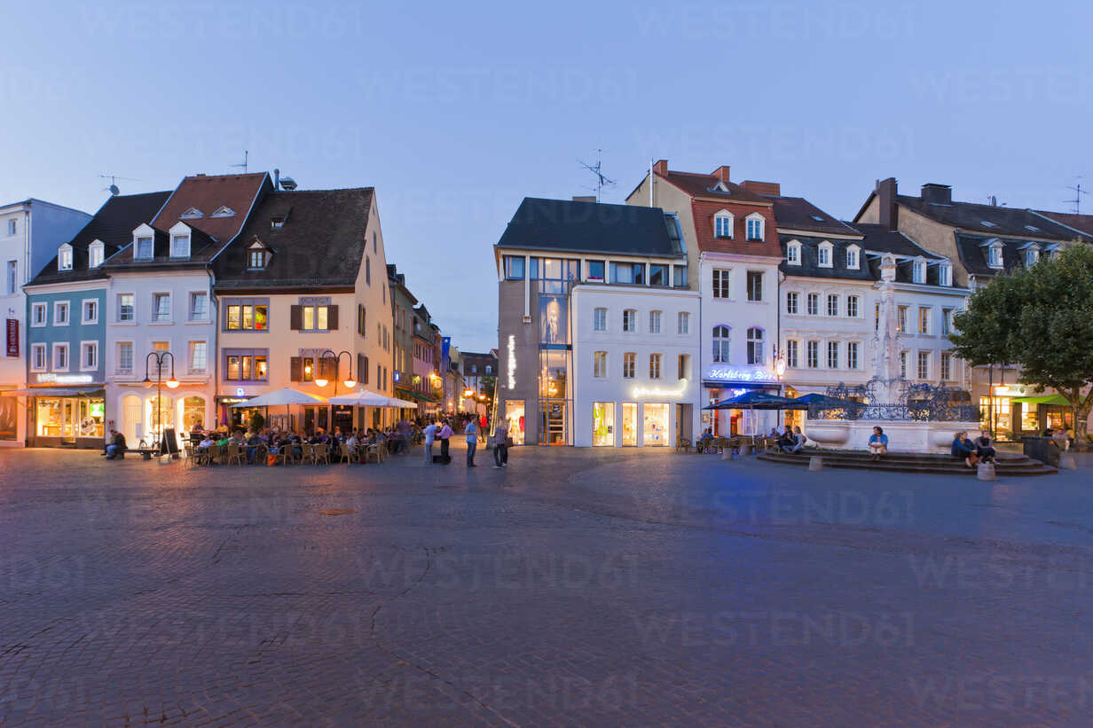 Germany, Saarland, People at St. Johanner Market Square ...