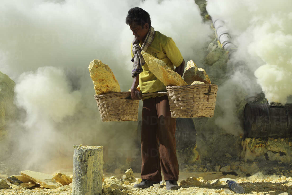 Mine man. Ijen Volcano worker. When Сдай Адамс Иджен Ортега.