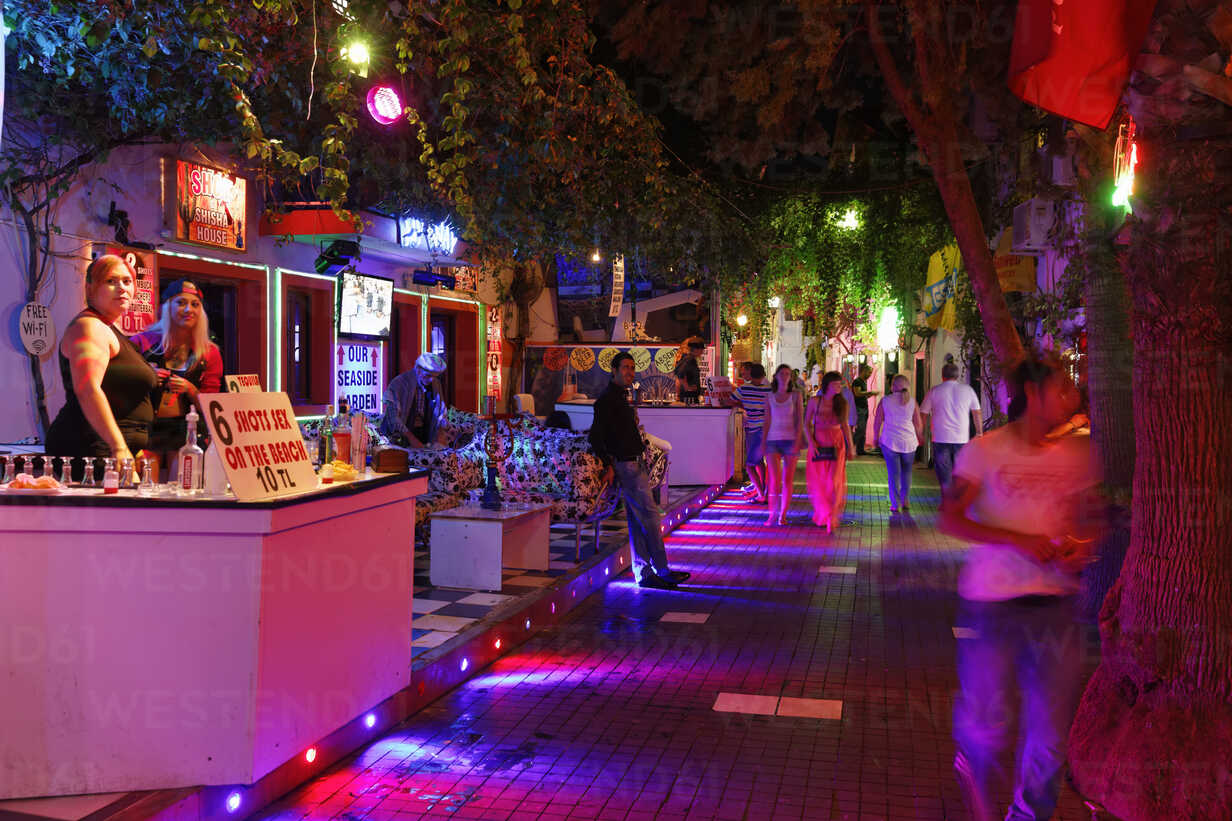 Turkei Provinz Mugla Marmaris Bar Strasse In Der Altstadt Bei Nacht Stockfoto