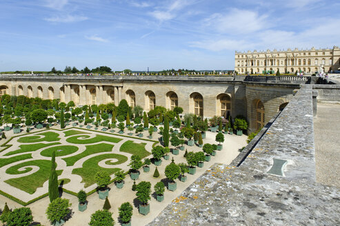 France Region Ile De France Departement Yvelines Female Statue At Palace Of Versailles Stockphoto