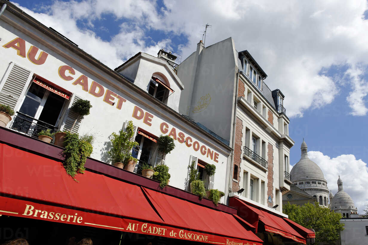 France Paris 18th Arrondissement Montmartre View To Place Du Tertre In Front Of Sacre Coeur Lb