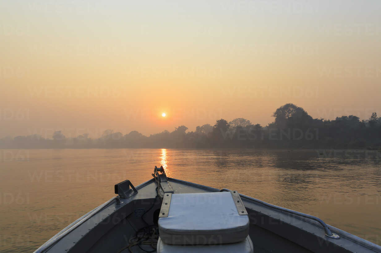 Brasilien Mato Grosso Do Sul Pantanal Boot Auf Dem Fluss Cuiaba Bei Sonnenaufgang Stockfoto