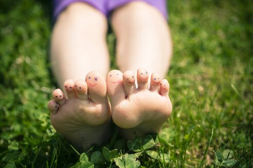 Little Girl S Feet With Painted Toes Lying In Grass Sarf Sandra Rosch Westend61