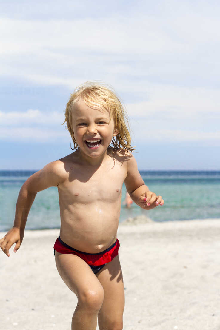 Portrait Of Smiling Little Girl Running On Beach Jfef Jana Fernow Westend61