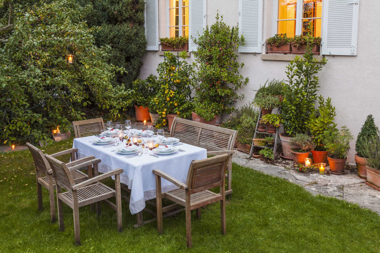 Herbstlich Gedeckter Tisch Im Garten Am Abend Stockfoto