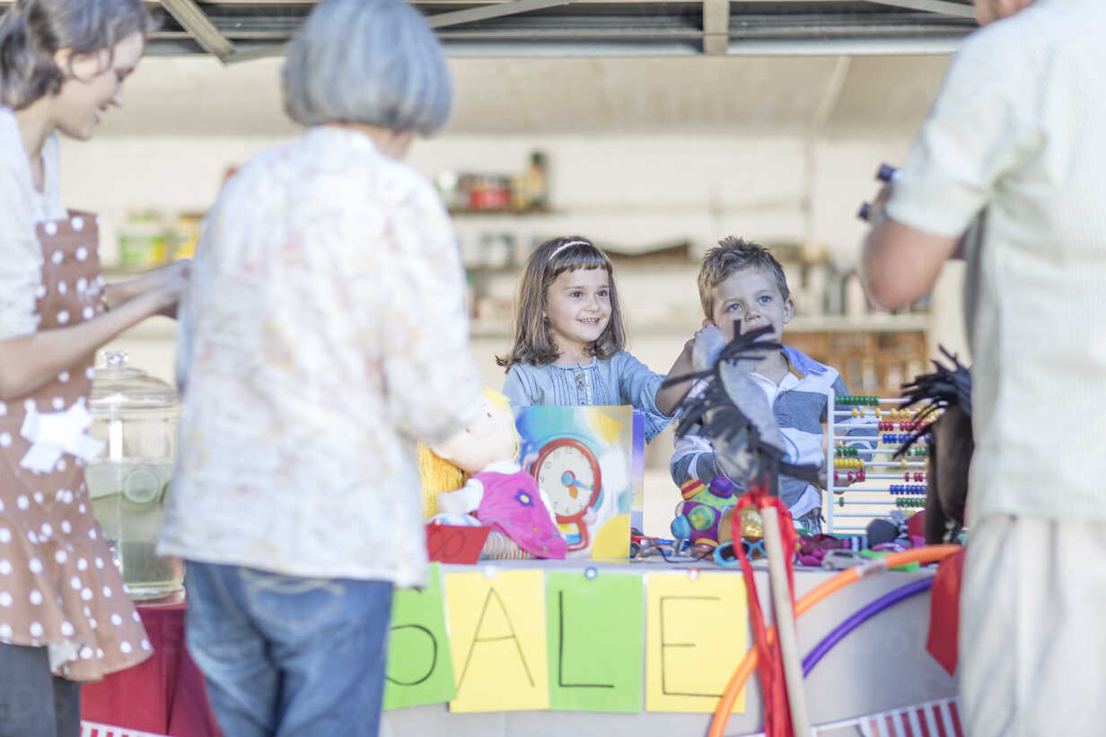 Kids Having A Garage Sale Zef004885 Zerocreatives Westend61