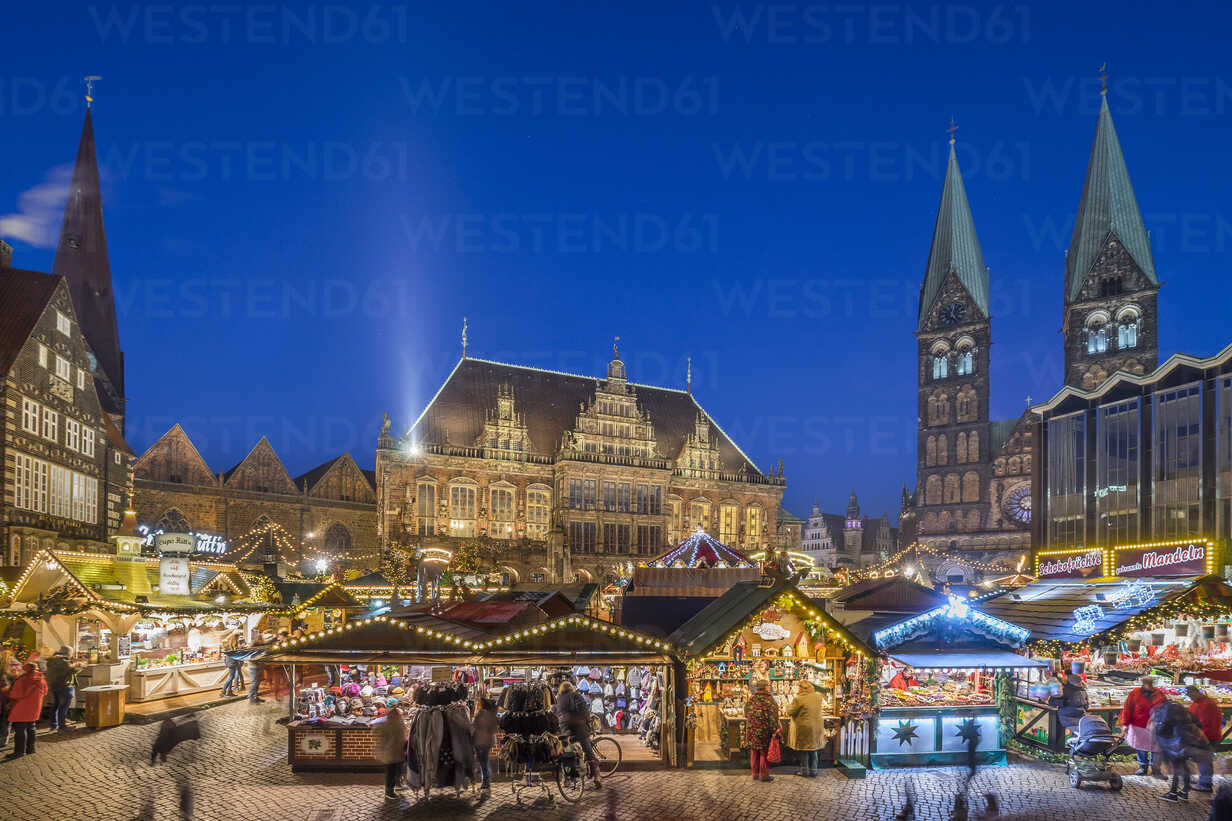 Germany, Bremen, Christmas market on market square in the evening
