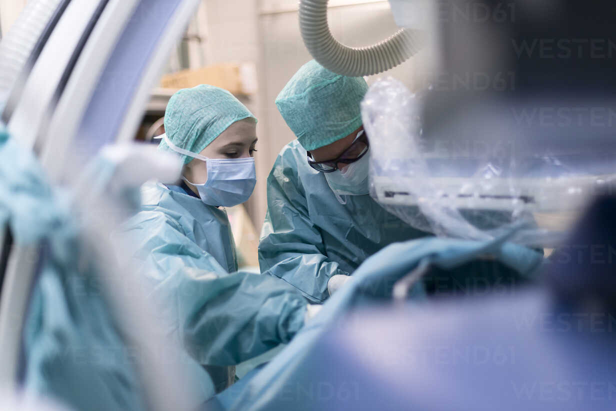 Ассистирование во время операции. Фото человека во время операции. Максимальное время операции