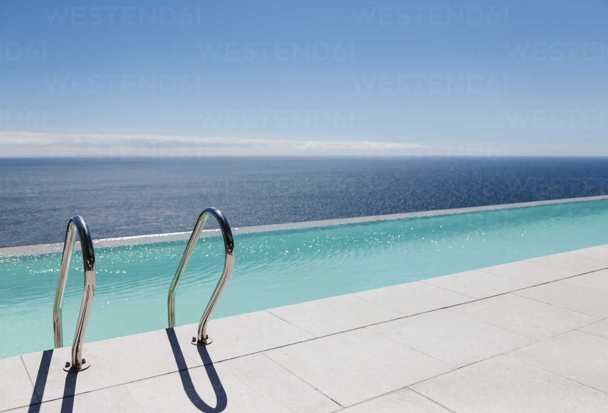 Infinity pool overlooking ocean – Stockphoto