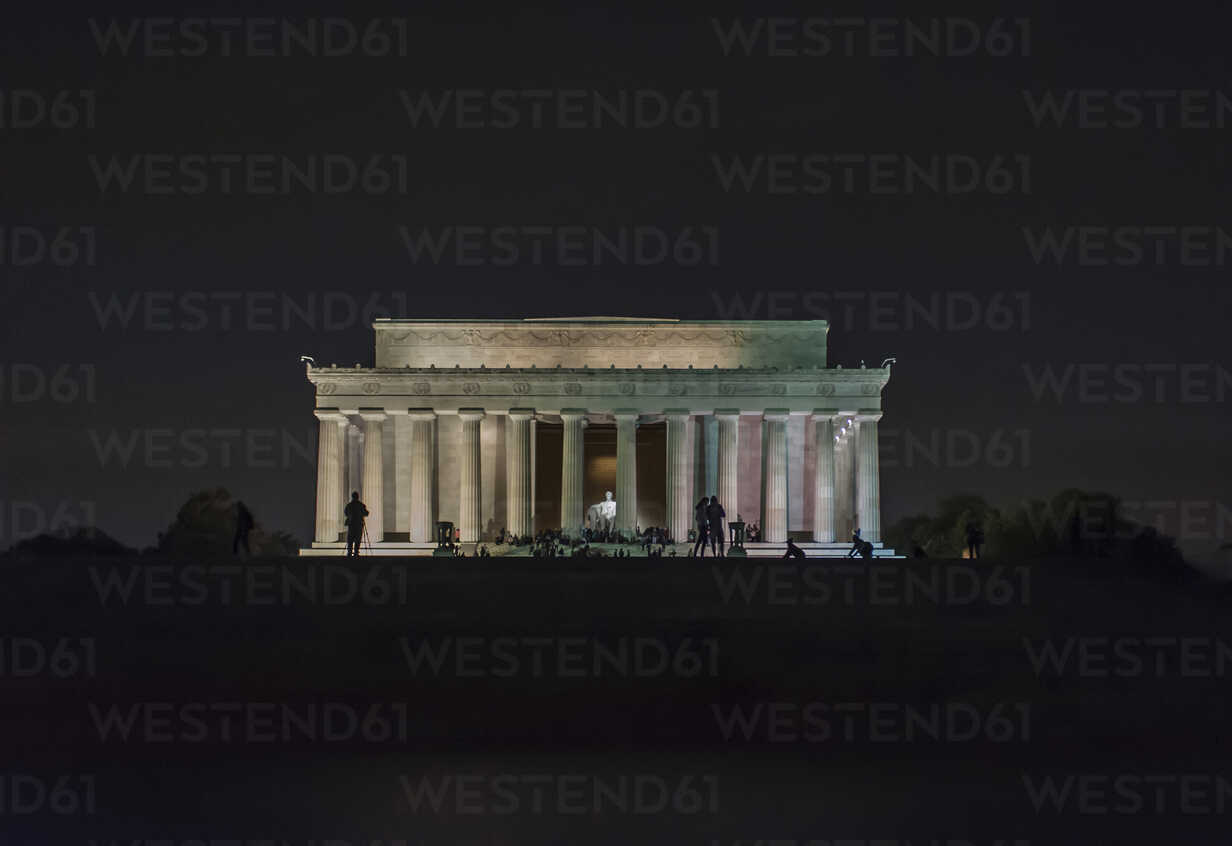 Silhouette People At Lincoln Memorial Against Clear Sky At Night Stockphoto