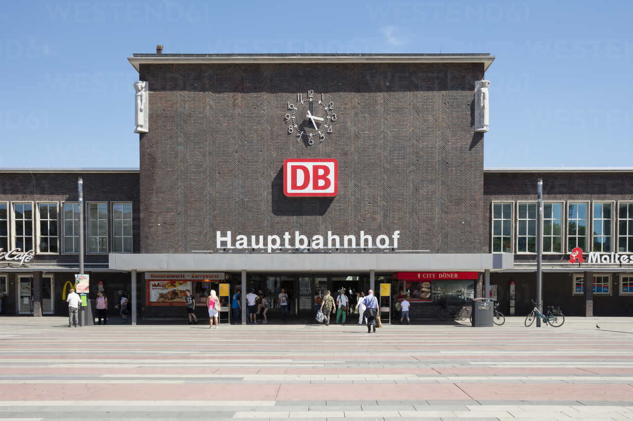 Germany, Duisburg, view to central station with forecourt