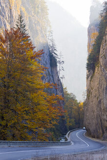 Rumania Bicaz Canyon Cheile Bicazului Hasmas National Park Road Klr Artmedia Westend61