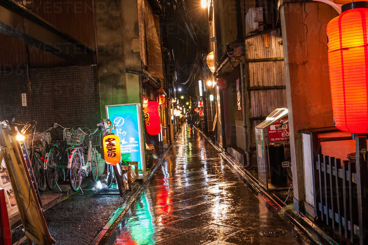 Alleyway In The Rain In Downtown Kyoto Japan Stockphoto