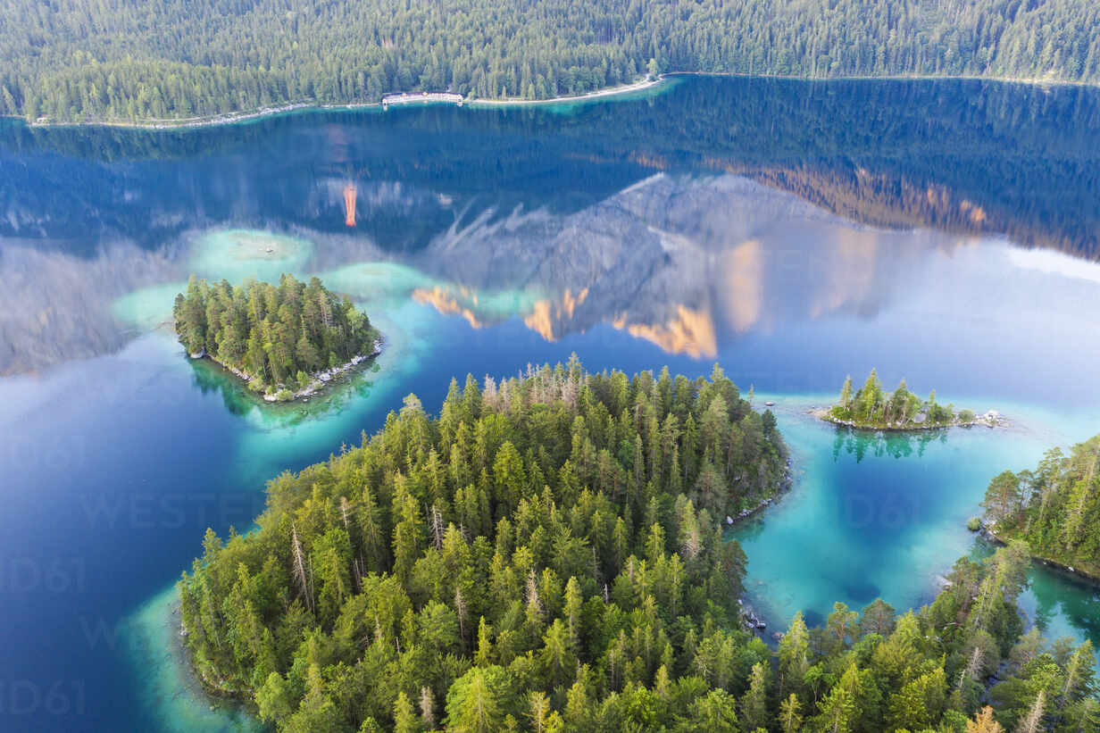 Blick Auf Den Eibsee Mit Spiegelung Der Zugspitze Am Morgen Grainau Werdenfelser Land Oberbayern Bayern Deutschland