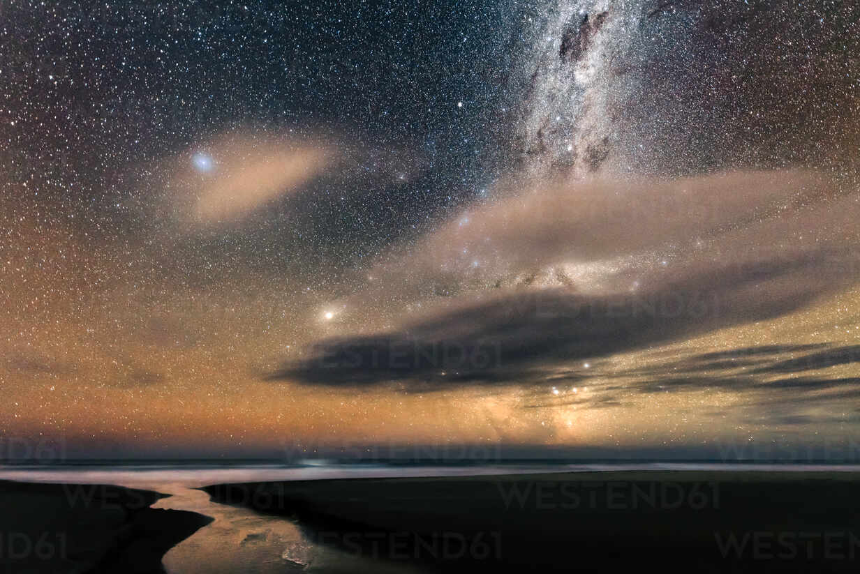 Starry Night Sky Over New Zealand Beach Cavf806 Cavan Images Westend61