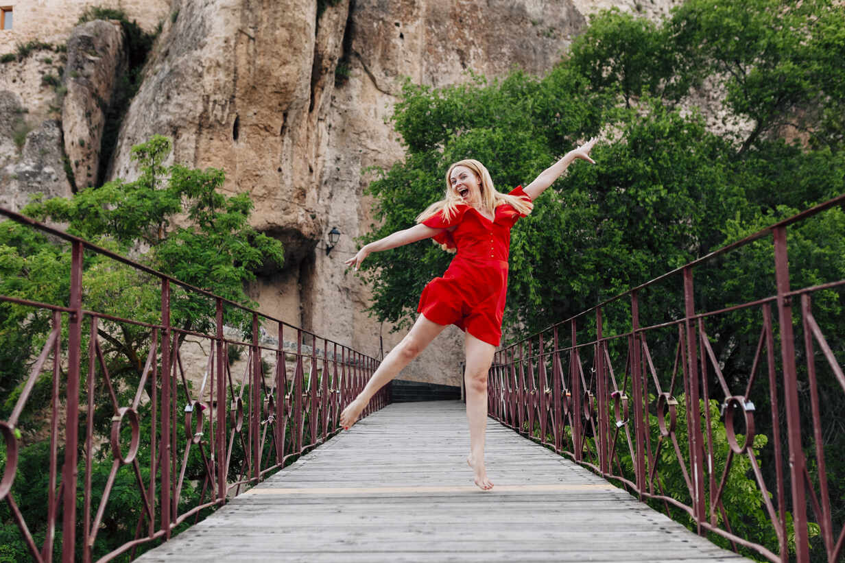 https://images0.westend61.de/0001420900pw/ballerina-dancing-on-saint-paul-bridge-in-cuenca-spain-MRRF00140.jpg