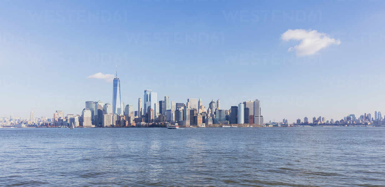Usa New York New York City Lower Manhattan Skyline Seen Across River Ahf Alex Holland Westend61