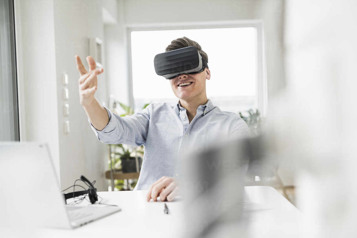 How using virtual reality can enable hybrid workplaces