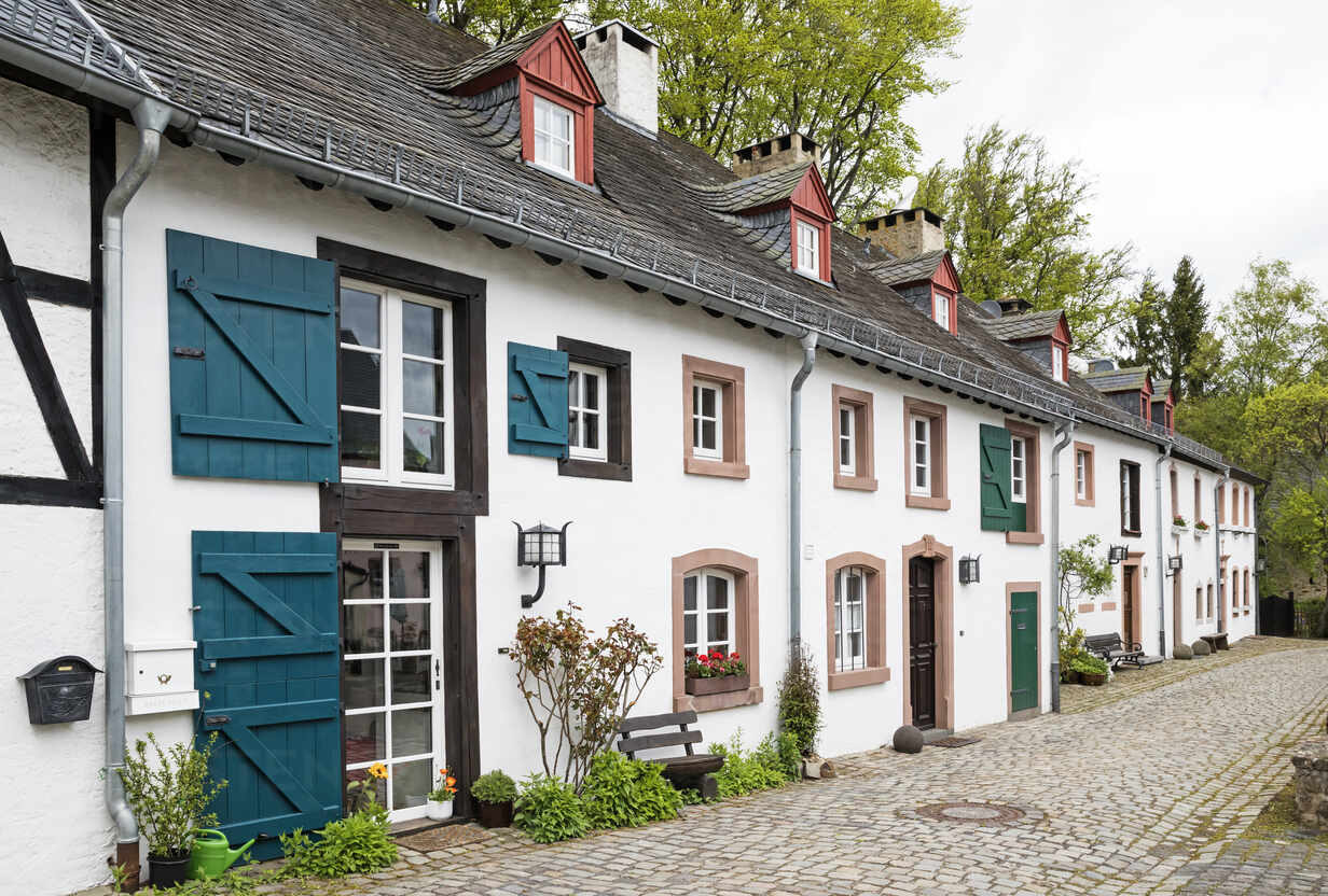 Germany North Rhine Westphalia Eifel Nordeifel Kronenburg Historic Village Burgdorf Medival Houses Medival Village Von Offentlichem Grund Strasse Stockphoto